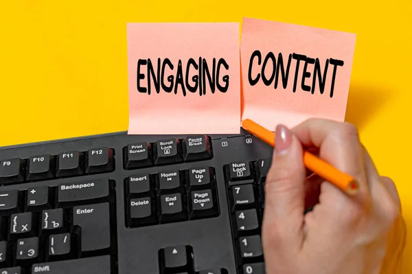 Signe texte montrant Engaging Content. Internet Concept apporte de la valeur à la vie de vos clients potentiels Pointant les mains en appuyant sur les touches du clavier de l'ordinateur en tapant de nouvelles idées. — Photo