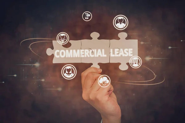 Texte inspirant Commercial Lease. Contrat de vue d'ensemble d'entreprise entre un propriétaire et un locataire d'une propriété d'entreprise Main tenant puzzle pièce de déverrouillage de nouvelles technologies futuristes. — Photo