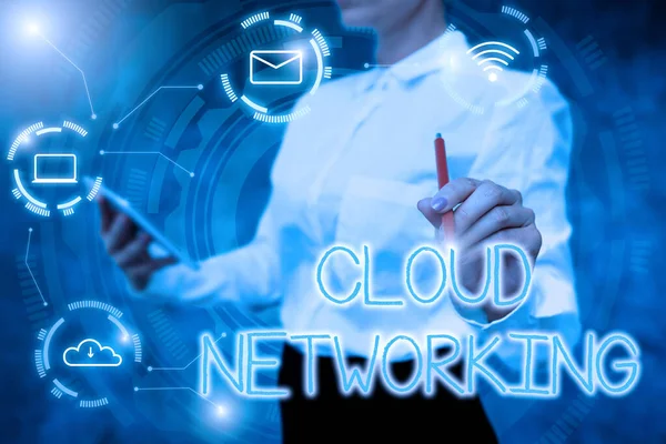 Conceptuele weergave Cloud Networking. Zakelijk idee sourcing en gebruik van een of meer netwerkbronnen Lady In Uniform Holding Tablet In de hand Vrijwel Typen Futuristische Tech. — Stockfoto