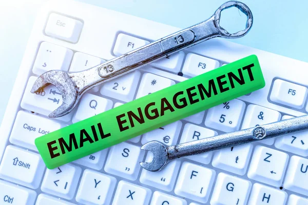 회사 이름은 Email Engagement 이 다. 사용자들 이 이메일 캠페인 Compiling And Typing Online Research Materials, Sending Chat Messages 에 참여하는 방법을 측정하는 단어 — 스톡 사진