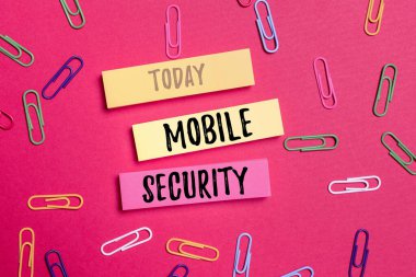 Metin Mobil Güvenlik yazılıyor. Akıllı telefonlar, Beyin Fırtınası Sorunları ve İlgili Soruları Soran Çözümler gibi mobil aygıtlar hakkında veri güvence altına alma çabaları anlamına geliyor