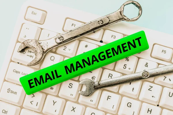 Textzeichen mit E-Mail Management. Internet-Konzept systematische Taktik bei der Maximierung von E-Mail-Praktiken Effizienz Erstellung und Eingabe von Online-Forschungsmaterialien, Senden von Chat-Nachrichten — Stockfoto
