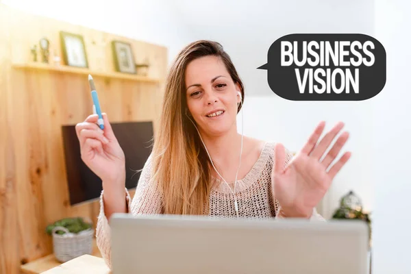 사업 비전 (Business Vision) 이라고 도불린다. 어떤 단체가 온라인 다큐멘터리를 시청하고, 친구들 과 인터넷 게임을 하고 싶어 하는지를보여 주는 비즈니스 쇼 케이스 설명 — 스톡 사진
