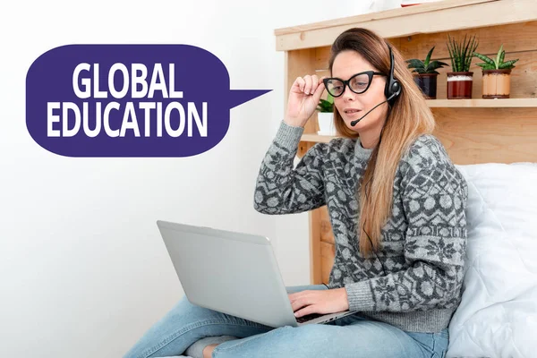 Teken Global Education. Ideeën van het bedrijfsleven geleerd om je s is de perceptie van de wereld Student Learning Nieuwe dingen Online, Casual Internet Surfen En Surfen — Stockfoto