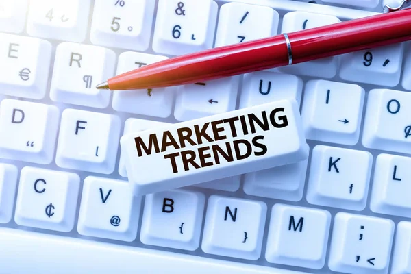 Légende conceptuelle Tendances du marketing. Mot pour les changements et les développements dans la négociation sur le marché Internet Browsing And Online Research Study Typing Your Ideas — Photo