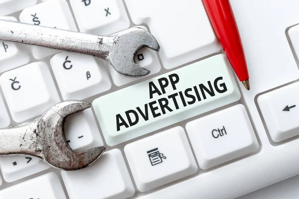 App Advertising megjelenítése. Üzleti áttekintés fejlesztők kap fizetett hirdetéseket a mobil app gépelés eszköz használati utasítás, kiküldetés termék felülvizsgálata Online — Stock Fotó