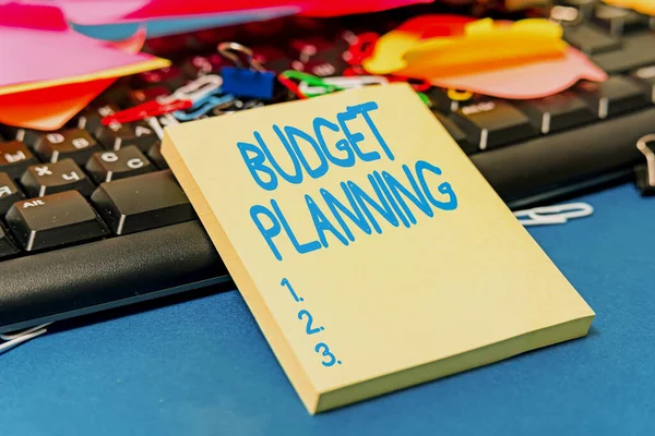 手书签署预算计划.构建一个预算，然后使用它的过程中的单词，多分类的集合办公室文具图片放置在表格上 — 图库照片