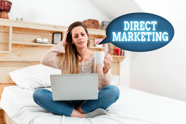 Text showing inspiration Direct Marketing. Internet Concept business of selling products directly to the public Reading Interesting Articles Online, Solving Internet Problems — Stock Photo, Image