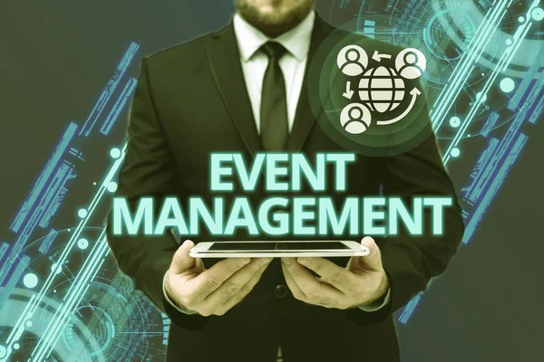 Tekst met inspiratie Event Management. Business idee baan van het plannen en beheren van grote evenementen of conferenties Man in Office Uniform Holding Tablet Weergave van nieuwe moderne technologie. — Stockfoto