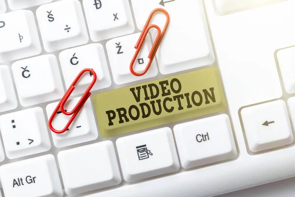 Tekstbord met Video Productie. Internet Concept proces van het omzetten van een idee in een video Filmaking Typist Maken Bedrijfsdocumenten, Abstracte Snelheid Typing Ideeën — Stockfoto