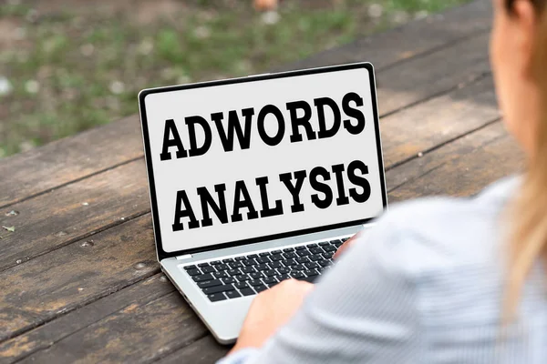 Εννοιολογική λεζάντα Adwords Ανάλυση. Έννοια σημαίνει παρακολούθηση καμπάνιες και τη διασφάλιση των αποδόσεων των επενδύσεων σε διαφημίσεις σε απευθείας σύνδεση Εργασία και εργασία εξ αποστάσεως Σύνδεση των ανθρώπων μαζί — Φωτογραφία Αρχείου