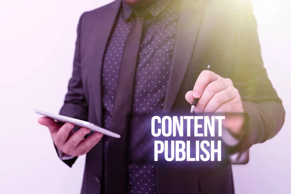 Content content Publishing. Обзор бизнеса готовит и выпускает контент для аудитории, представляя новые технологические идеи, обсуждающие технологическое усовершенствование — стоковое фото