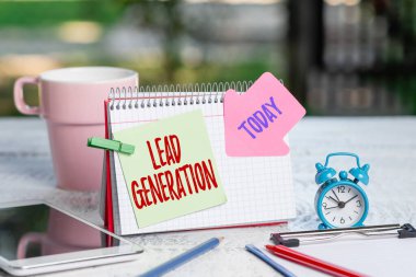 Kavramsal başlık Kurşun Üretimi. Potansiyel müşterilerin kimliklerini belirleme ve geliştirme amaçlı bir iş dünyası. Açık Kahve ve İçecek Dükkanı Fikirleri, Kafe Çalışma Deneyimi.