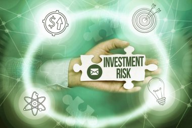 İlham verici Yatırım Riskini gösteren bir metin. Yatırım kararında ortaya çıkan potansiyel mali kayıplar, Yeni Gelecek Teknolojileri Açığa Çıkaran Yapboz Elle Yapboz Parçası.