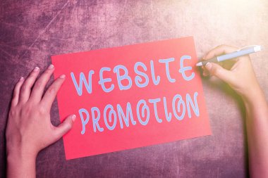 El yazısı tabelası Web sitesi tanıtımı. Yeni Tasarım ve İlham Yazan Önemli Notlar yazan daha fazla ziyaretçi getirmek için bir web sitesinin teşhir edilmesi üzerine yazılan sözcük