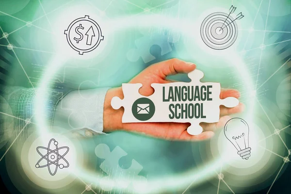 Teken het weergeven van Language School. Woord voor onderwijsinstelling waar vreemde talen worden onderwezen Hand Holding Jigsaw Puzzel stuk Ontgrendelen van nieuwe futuristische technologieën. — Stockfoto