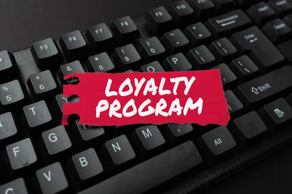 Teken het Loyaliteitsprogramma. Woord voor marketing inspanning die prikkels bieden om klanten te herhalen Downloaden en schrijven van online content, Abstract Antwoorden op e-mails — Stockfoto