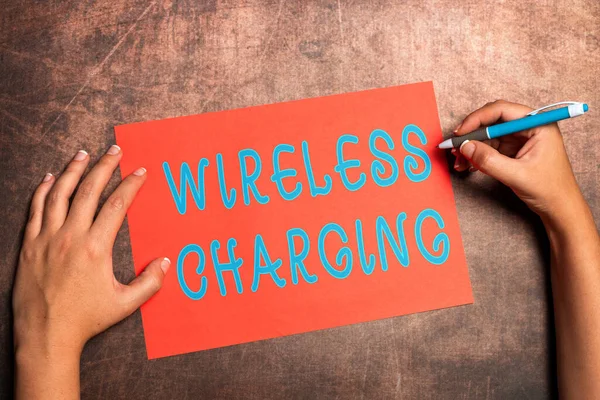 Inspirasi menunjukkan tanda Wireless Charging. Metode pendekatan bisnis pengisian baterai tanpa menggunakan kabel Penulisan Penting Catatan Brainstorming Desain Baru dan Inspirasi — Stok Foto