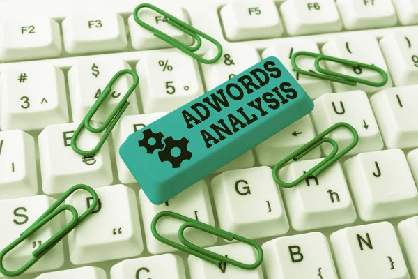 Inspiráló szöveg Adwords Analysis. Word for monitor kampányok és a befektetés megtérülésének biztosítása hirdetésekben Gépelés Certification Document Concept, Retyping Old Data Files — Stock Fotó