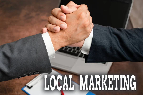 Handschrift lokale marketing. Word Written on targets customers by finely grained location such as a city Two Professional Well-Dressed Corporate Businessmen Handshake Binnen — Stockfoto