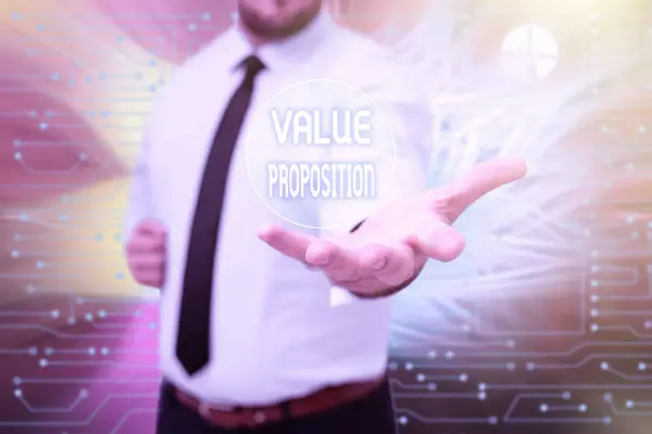 Schreiben, das Text anzeigt Value Proposition. Business-Schaufenster machen ein Unternehmen oder Produkt für Kunden attraktiv Gentelman Uniform Standing Holding New Futuristic Technologies. — Stockfoto