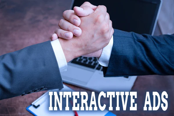 Handskrift text Interaktiva annonser. Word Skrivet på använder interaktiva medier för att kommunicera med konsumenterna Två professionella välklädda företag affärsmän Handslag Inomhus — Stockfoto