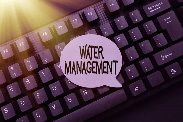 Konzeptionelles Wassermanagement. Konzept der optimalen Nutzung von Wasserressourcen unter definierten Wasserrichtlinien Abstract Typing Online Invitation Letters, Fixing Word Processing Program — Stockfoto