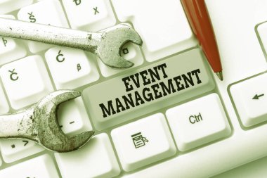 Olay Yönetimini gösteren metin işareti. İnternet Konsepti görevi, büyük olay ve konferansları planlamak ve yönetmek. Antivirüs Kodları Yazan Soyut Programcı, Hata Ayıklama Kodları Yeniden Yazılıyor