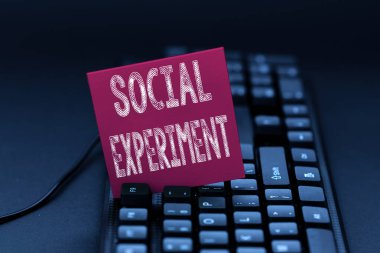 İlham verici Sosyal Deneyleri gösteren metin. Kavram, insan deneklerin Eski Notları Bilgisayara Yazarak Duygusal Roman Oluşturması Projesi anlamına gelir