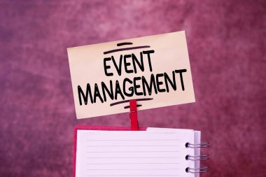 Olay Yönetimi 'ni gösteren bir imza. Çözümlerin ve Cevapların Yeni Fikri Daha Fazla İpucu Ararken Beyin Fırtınası 'nın Büyük Olaylar ve Konferansların Planlanması ve Yönetilmesi kavramsal fotoğraf işi