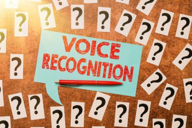 Metin başlığı Ses Tanıma Sunar. Belirsiz Düşünceleri Sorgulayan, Çözümlenemeyen Sorunları Tartışan Bir ses veya ses tarafından bir bilgisayar sisteminin kontrolüne yazılan sözcük