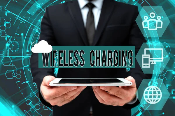 Handschrift Zeichen Wireless Charging. Konzeptionelle Foto-Methoden zum Laden von Akkus ohne Kabel Man In Office Uniform Holding Tablet mit neuer moderner Technologie. — Stockfoto