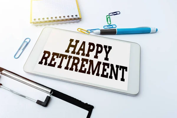 Textschild mit der Aufschrift "Happy Retirement". Konzept bedeutet einen verlässlichen monatlichen Rentencheck Leben im Job Smartphone mit Sprach- und Videotelefonie-Gerät für Langstreckenverbindungen — Stockfoto