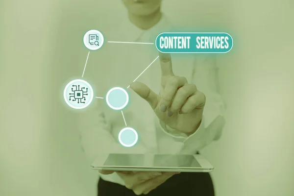 Τίτλος κειμένου που παρουσιάζει τις Υπηρεσίες Περιεχομένου. Business concept παραδίδει το περιεχόμενο κατά παραγγελία στην υπηρεσία καταναλωτή Lady Holding Tablet Πατώντας το εικονικό κουμπί Εμφάνιση φουτουριστικό τεχνολογίας. — Φωτογραφία Αρχείου