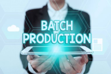 Toplu Üretimi gösteren tabela. İş yaklaşım ürünleri, Geleceğin Sanal Arayüzünü Gösteren Üniformalı Kadın Tutucu Dokunmatik Defteri adlı gruplar halinde üretilir..