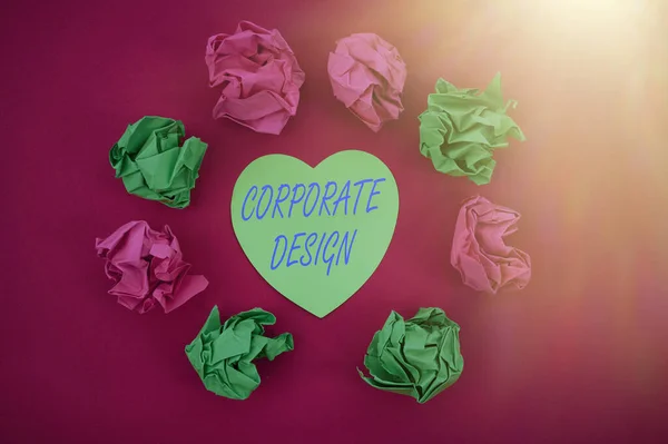 인상적 인 기업 디자인을 보여 주는 텍스트. 로고의 공식 그래픽 디자인 과 회사 이름을 뜻하는 Colorful Crumpled Papers Circular Pattern Surrounding Heart Shaped Card. — 스톡 사진