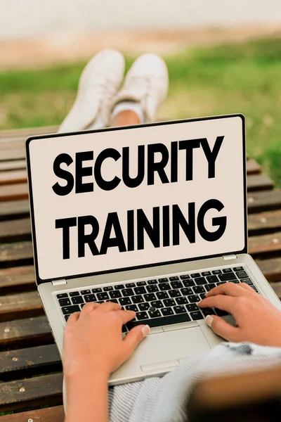 Podpis tekstowy przedstawiający szkolenie w zakresie bezpieczeństwa. Prezentacja biznesowa zapewniająca szkolenia w zakresie świadomości bezpieczeństwa dla użytkowników końcowych Praca online i zdalne łączenie ludzi — Zdjęcie stockowe