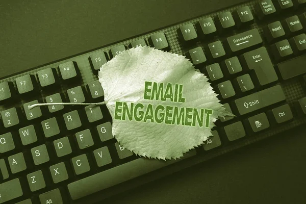 계약 내용은 Email Engagement 이 다. 인터넷 컨셉트 측정: 이용자들 이 이메일 캠페인 타 핑 뉴 교육 교과서 , Abstract Retyping Old Essay Online — 스톡 사진