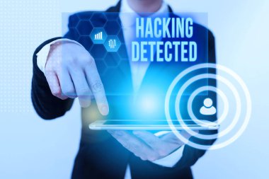 Kavramsal Başlık Hackleme Algılandı. İş konsepti, Fütürist Grafik Arayüzü Gösteren Tablet Üzerinde Bayan Takım Elbiseli Kadın 'ın varlığının veya yetkisiz erişimini tanımlar.