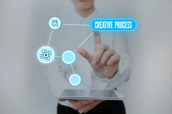 Textzeichen mit dem Creative Process. Konzept bedeutet Prozess der Generierung neuer Ideen und der Herstellung von Verbindung Lady Holding Tablet Drücken auf virtuellen Knopf Zeigt futuristische Technologie. — Stockfoto