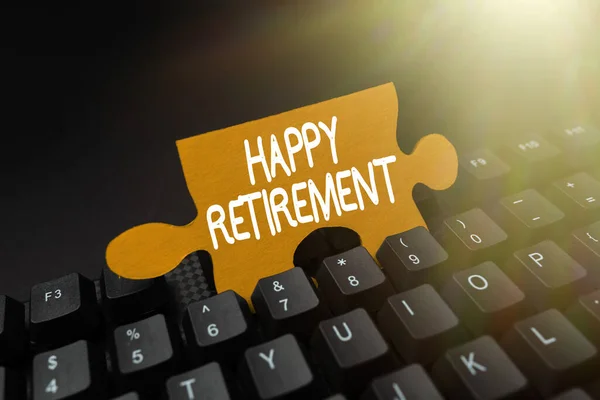 Sinal de escrita de mão Happy Retirement. Visão geral do negócio ter um cheque de pensão mensal confiável Viver o trabalho Conectando-se com amigos on-line, fazendo aquisições na Internet — Fotografia de Stock