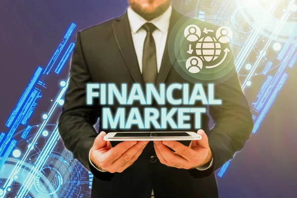 El yazısı tabelası Finansal Market. Ticaret Finansal Menkul Kıymetler Piyasası Ofisteki Üniformalı Adam Yeni Modern Teknoloji Sergisi Tableti. — Stok fotoğraf