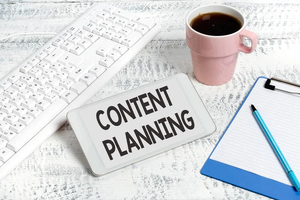 콘텐츠 기획 (Content Planning) 은 다음을 가리킨다. 비즈니스 아이디어는 컨텐츠 무선 커뮤니케이션 음성 및 비디오 전화 작성 중요 노트를 만들어 주변 유체 흐름을 설정 — 스톡 사진