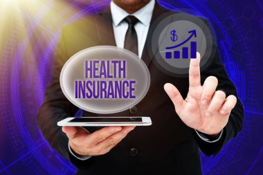 Metin Sağlık Sigortası sergileniyor. İşletme vitrininde, hastalıktan kaynaklanan masraflar için sigorta parası ödendi. Üniformalı adam Sanal Düğme Tutma Tabletine basıyor..