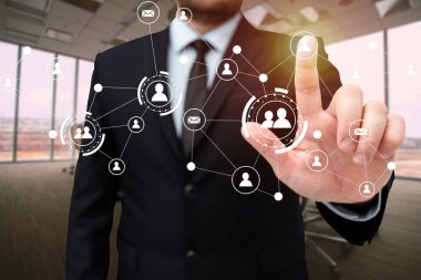 Ofis Üniformalı Adam Parmak Tutma Tableti ile Sanal Düğmeye Basıyor. İşletmedeki Centilmen Yeni Gelecek Teknolojisini Gösteren Sekmeyi Taşıyor.