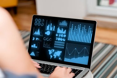 Dizüstü bilgisayarı olan bir kadın evden aktif olarak işe başlıyor. Kız Temiz Geniş Ev 'de Uzak Görev Projelerini Tamamlamakla Meşgul.