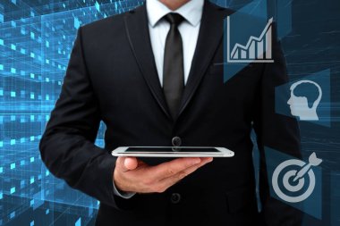 Ofisteki Üniformalı Adam Yeni Modern Teknolojiyi Gösteren Tablet Duruyor. İşletmedeki Centilmen Yeni Gelecek Teknolojisini Gösteren Sekmeyi Taşıyor.