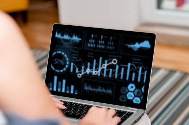 Dizüstü bilgisayarı olan bir kadın evden aktif olarak işe başlıyor. Kız Temiz Geniş Ev 'de Uzak Görev Projelerini Tamamlamakla Meşgul.