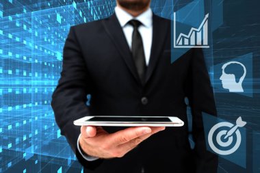 Ofisteki Üniformalı Adam Yeni Modern Teknolojiyi Gösteren Tablet Duruyor. İşletmedeki Centilmen Yeni Gelecek Teknolojisini Gösteren Sekmeyi Taşıyor.