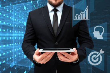 Ofisteki Üniformalı Adam Yeni Modern Teknolojiyi Gösteren Tablet Duruyor. İşletmedeki Centilmen Yeni Gelecek Teknolojisini Gösteren Sekmeyi Taşıyor.